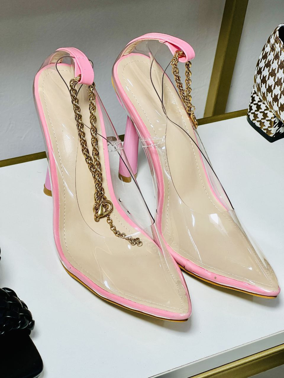 Elegance Redefined: Classic Office Flat Shoes for the Modern Woman